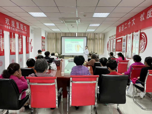 成宏口腔醫(yī)院公益行丨走進銀行、社區(qū)，科普講座＋義診，我們一直在行動！
